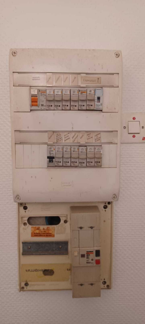Avant/Après : Rénovation d'un tableau électrique aux normes de sécurité.