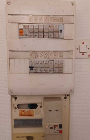 Avant/Après : Rénovation d'un tableau électrique aux normes de sécurité.