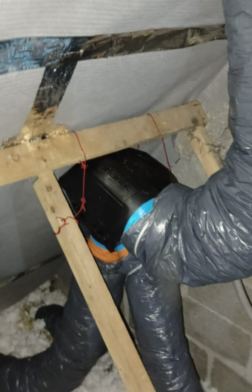 Installation d'un groupe VMC dans des combles par DGT Électricité ! 