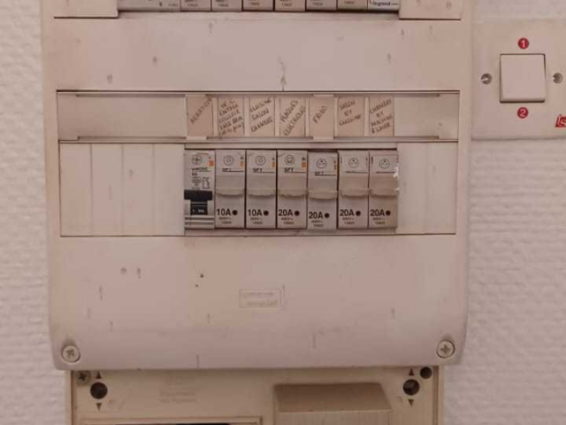 Avant/Après : Rénovation d'un tableau électrique aux normes de sécurité.