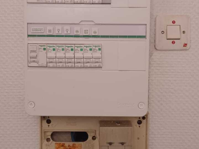 Avant/Après : Rénovation d'un tableau électrique aux normes de sécurité.